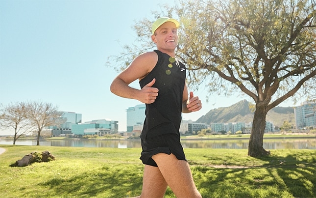 Ein Mann und eine Frau beim Traillauf