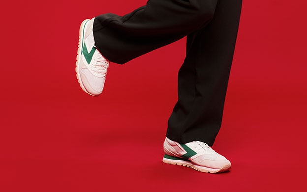 A person wearing the Brooks Chariot