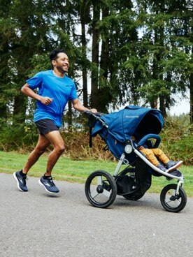 Amir court avec une poussette