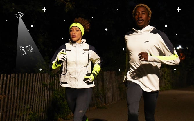 Zwei Läufer*innen beim Nachtlauf