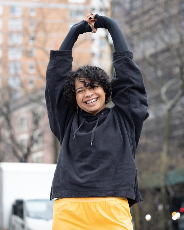 Urie lächelt und macht Dehnübungen