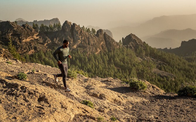 runner che indossa Brooks con paesaggio di montagna