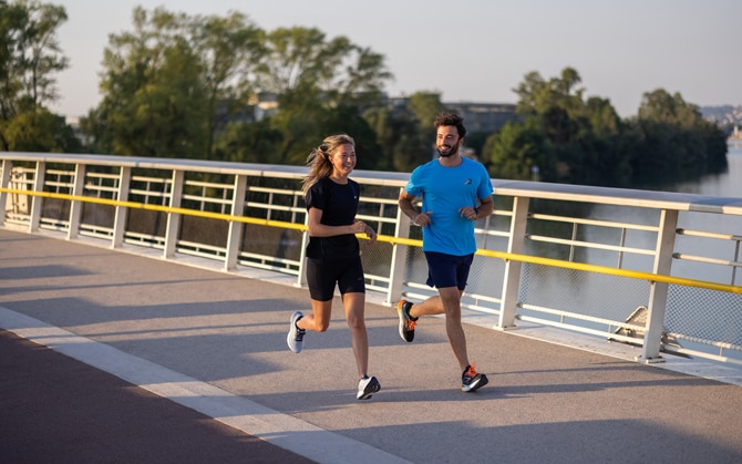 Deux runners qui courent ensemble sur une piste