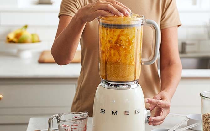 Mixer mit Kürbis-Proteinpfannkuchenteig