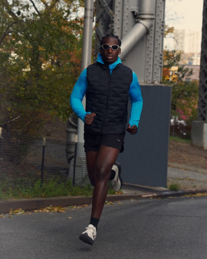 Man running in Momentum Thermal apparel