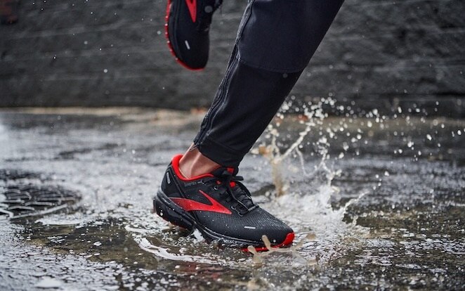 Courir sous la pluie et la flaques d'eau