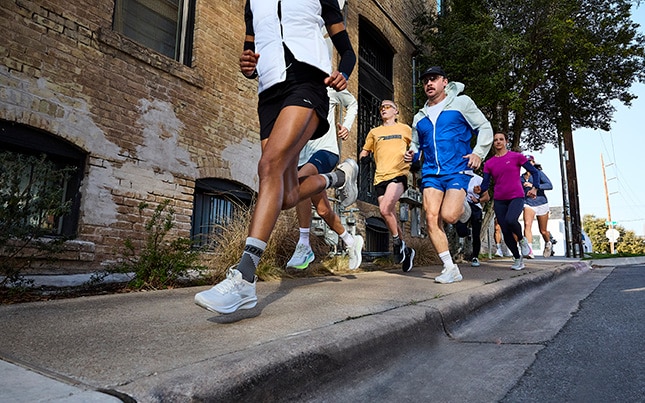 groep mensen die Brooks-hardloopschoenen dragen om te hardlopen