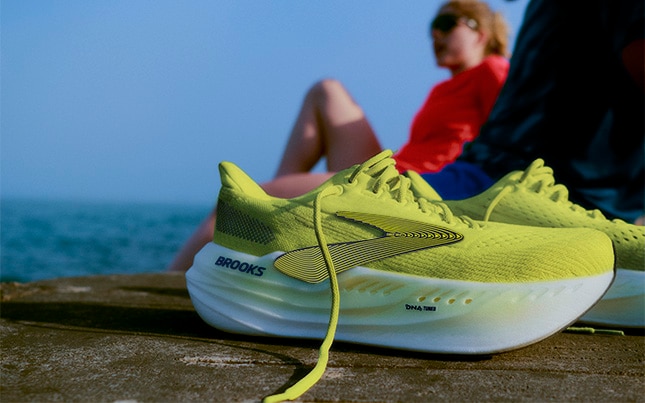 gros plan des chaussures de course Brooks Glycerin Max