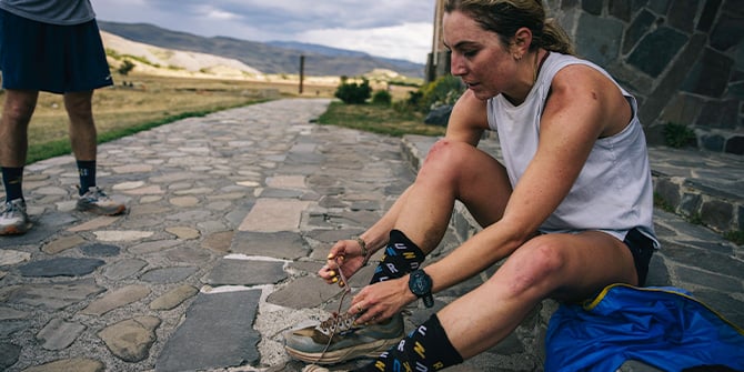 Randonneur attachant ses chaussures