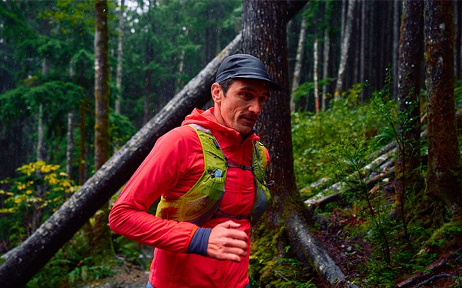 JP qui court dans une forêt.