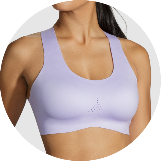 Une femme portant une brassière de sport violette
