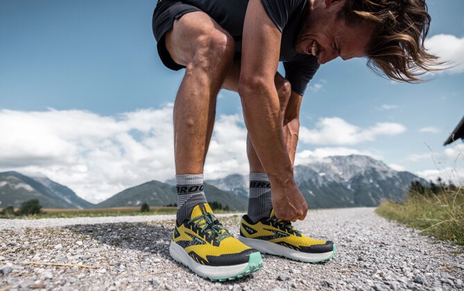 Runner tying his shoes
