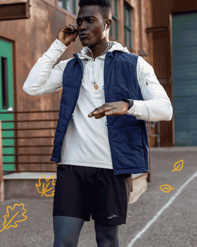 homme portant une veste hybride bleue