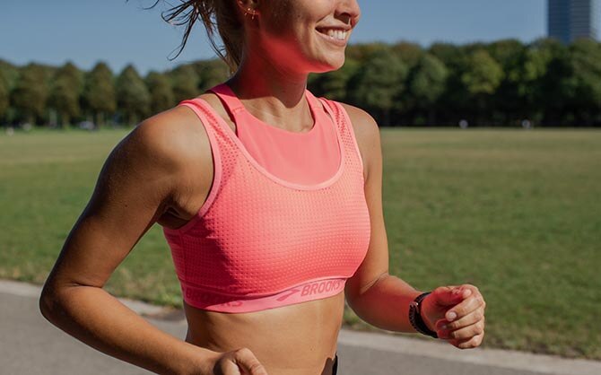 Frauen im Drive Mesh Run Bra