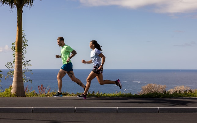 dos personas corriendo
