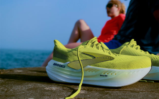gros plan des chaussures de course Brooks Glycerin Max