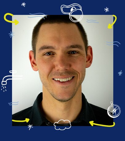 Un homme souriant à la caméra