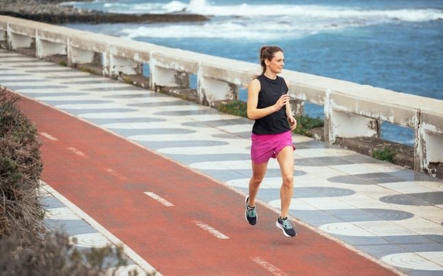Coureur sur le trottoir
