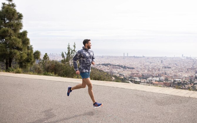 Uomo che corre sul marciapiede con vista sulla città