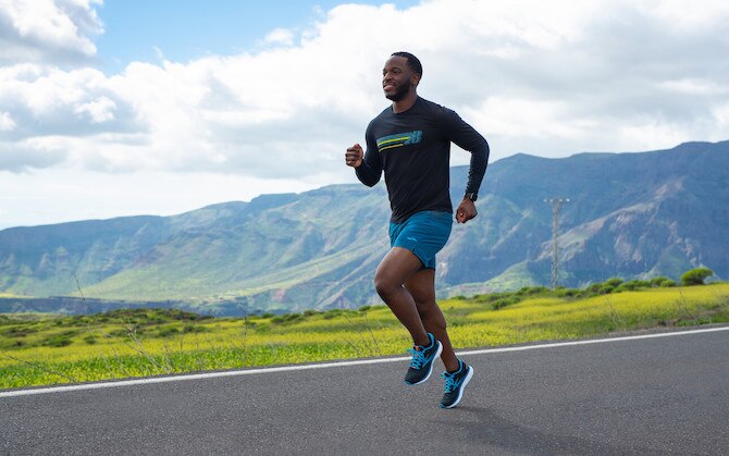 Homme courant sur une route