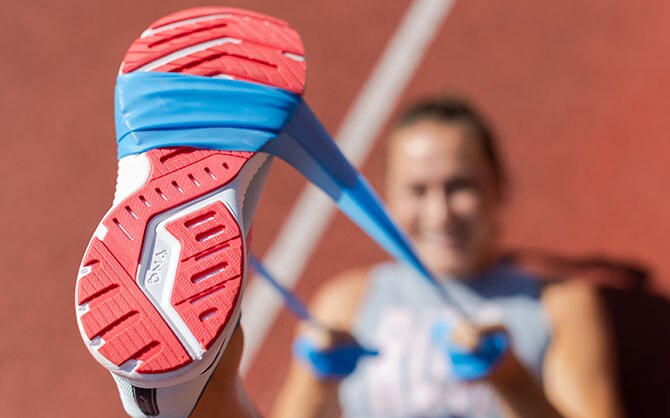 Le dessous d’une chaussure avec une bande élastique autour.