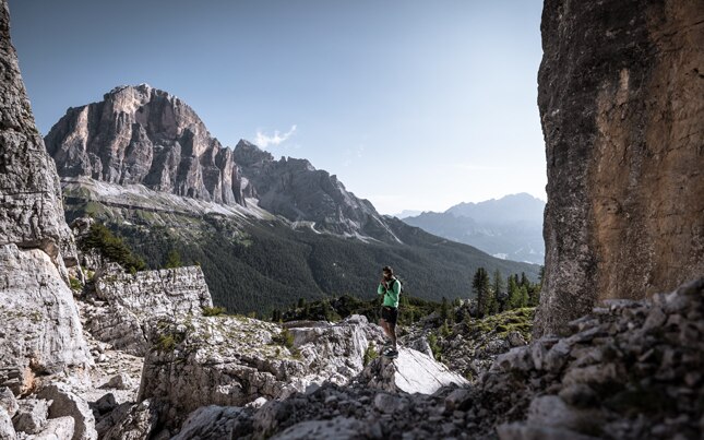 Deux runners dans les montagnes avec le soleil sortant des nuages