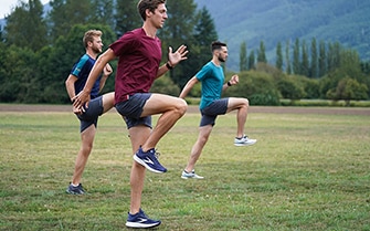 Runners en plein entraînement sur un terrain