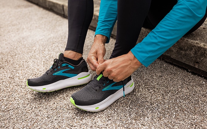 Läufer bindet seine Laufschuhe