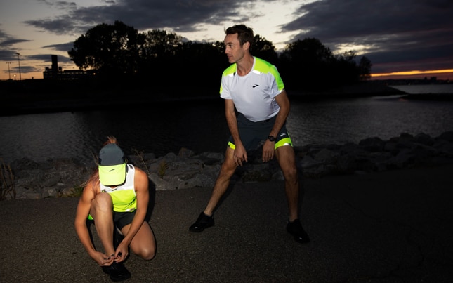 Courir la nuit sur une piste de course