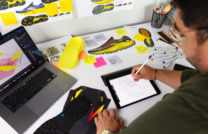 Homme avec une chaussure de course en sentier sur une tablette