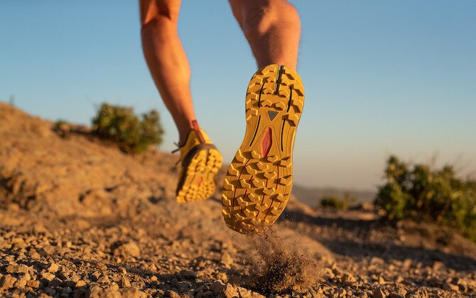Läufer mit Trailrunning Laufschuhen
