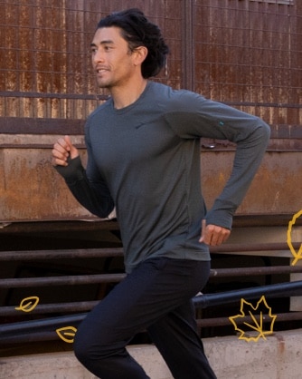 homme courant dans un chandail isotherme notch gris