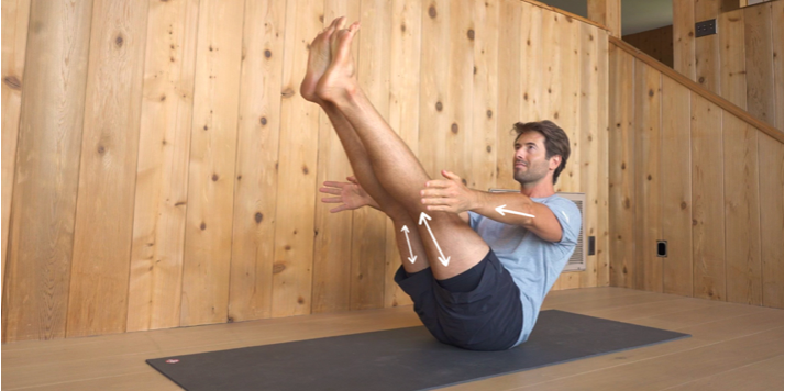 Tim Senesi fait une posture de yoga 