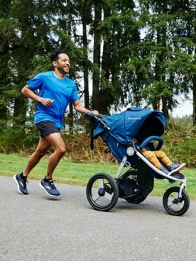 Amir court avec une poussette