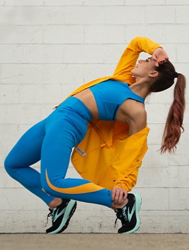 Eine Frau macht einen Breakdance-Move