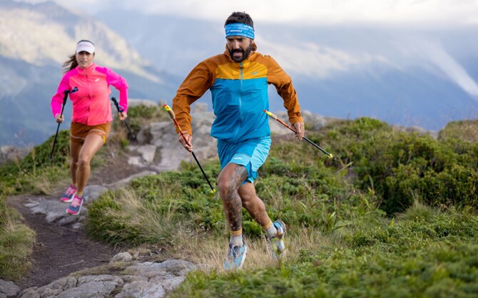Jordi Gamito y modelo corriendo en una pista de trail