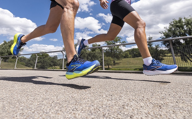 Due runner che indossano Glycerin 21