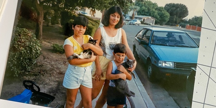 Angelica con la famiglia e i suoi gatti