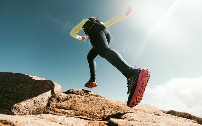 Trailrunner die de berg op rent