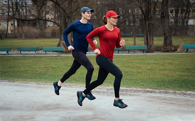 Two runners running through the rain