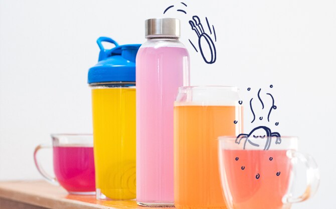 Différentes tasses et bouteilles avec du liquide rose, orange et jaune