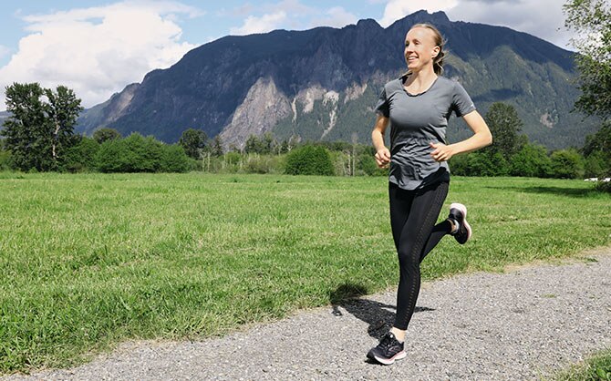Ladia court avec une montagne derrière elle