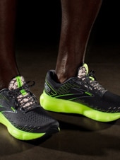 The Brooks Glycerin 20 Run visible shoes on the feet of a runner