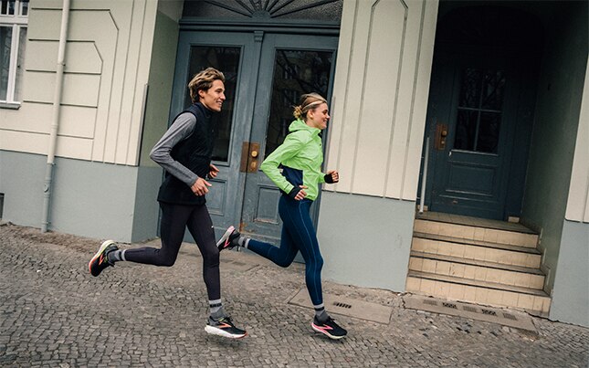 Un runner sur une route pavée tôt le matin.