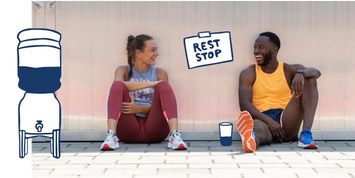 Deux coureurs assis après une course