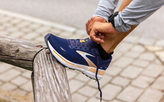 Een hardloper die zijn schoenen vastbindt