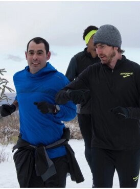 Andy souriant lors d’une course dans la neige