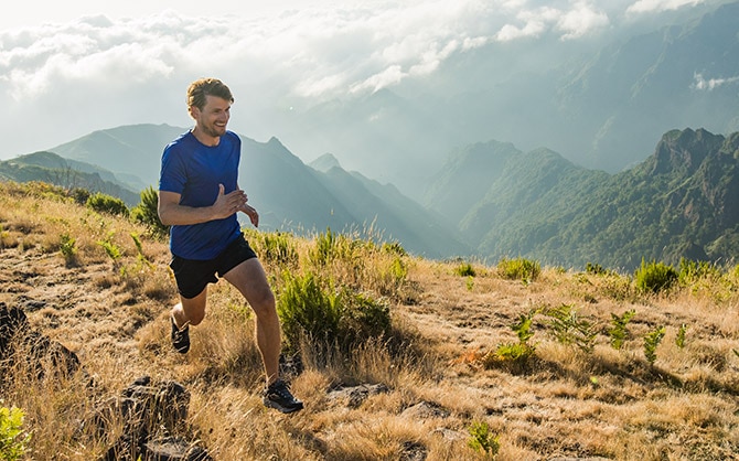 Een sololoper brengt wat tijd door op de trail voor zijn fysieke en mentale gezondheid