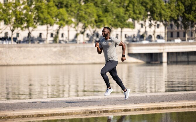 Un runner courant sur le trottoir