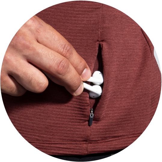 Riponi i tuoi oggetti essenziali nella tasca con zip sull’orlo.